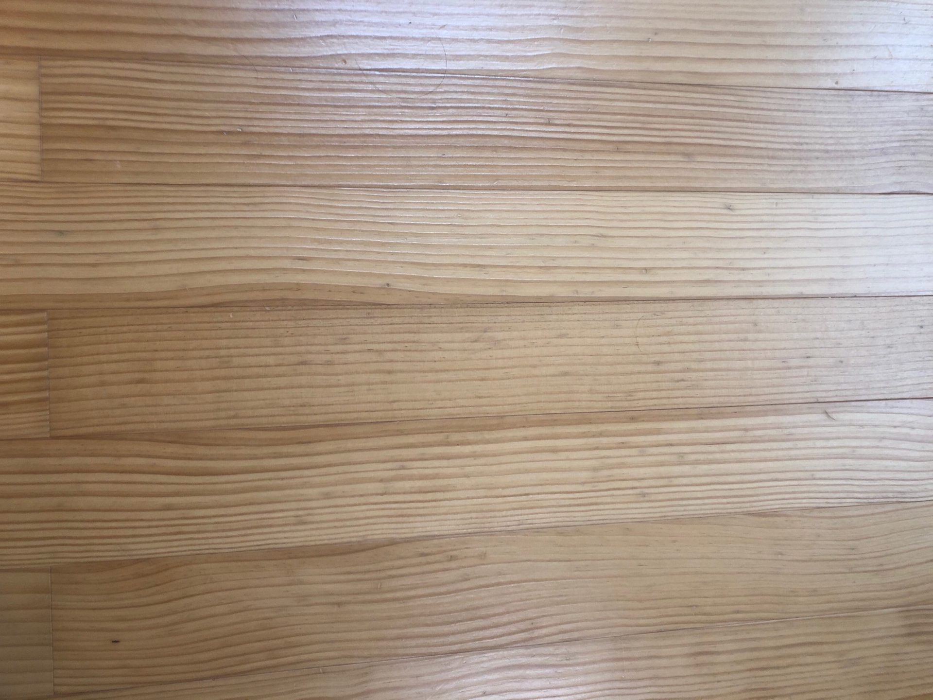 ウッドワンの床材ピノアース（ウレタン塗装）4年目が汚すぎる件